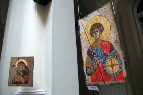 Мандрівна виставка ікон на ящиках з-під набоїв приїхала до Львова.(ФОТО)